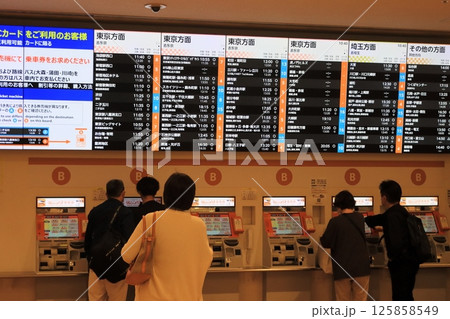 空港のバス乗車券売り場　バスのチケットを買い求める乗客 125858549