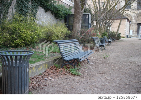 たたずむベンチ　自然風景 125858677