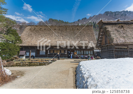雪解けの白川郷 和田家住宅 125858738