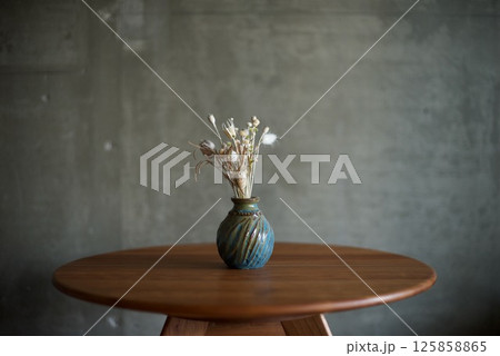青い花瓶に入れたドライフラワー 125858865