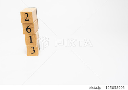 木のブロック　数字　4桁　2613 125858903