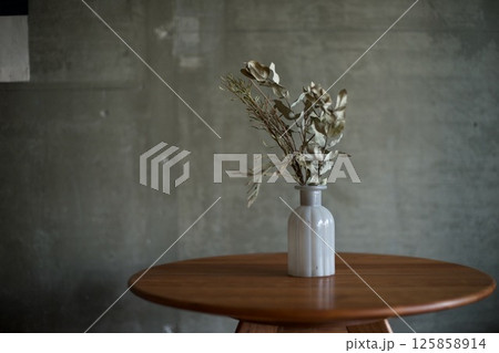 グレーの花瓶に入れたドライフラワー 125858914