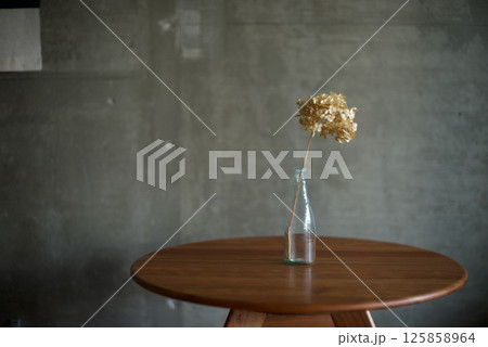 ガラス瓶に入れた紫陽花のドライフラワー ガラス瓶に入れた紫陽花のドライフラワー 125858964