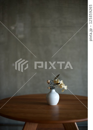 陶器の小さな花瓶に入れたドライフラワー 陶器の小さな花瓶に入れたドライフラワー 125859265