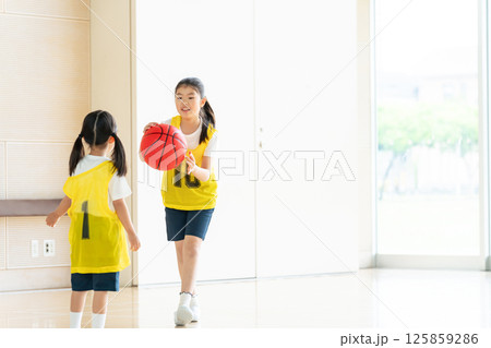バスケットボールをする子供たち バスケットボールをする子供たち 125859286