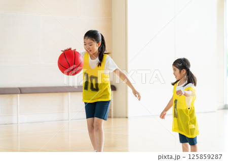 バスケットボールをする子供たち 125859287