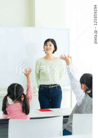 教室で子供たちに授業する女性教師 125859294