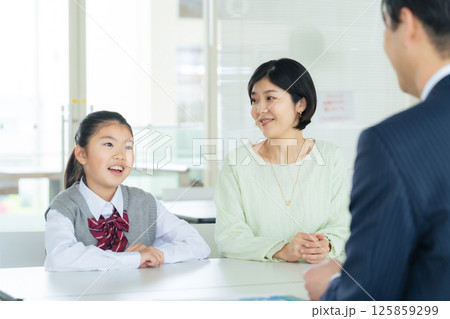 三者面談を受ける親子 三者面談を受ける親子 125859299