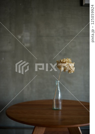 ガラス瓶に入れた紫陽花のドライフラワー 125859924