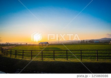 北海道　浦河町の夕暮れ 125860086