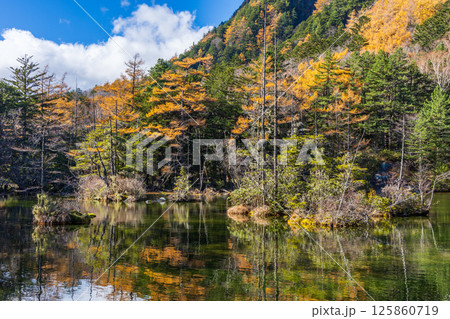 日本屈指の山岳リゾート 晩秋の上高地 明神池 日本屈指の山岳リゾート 晩秋の上高地 明神池 125860719