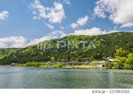 初夏の余呉湖の景観　滋賀県長浜市余呉町 125861082