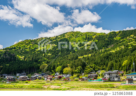 初夏の余呉湖畔川並集落風景 滋賀県長浜市余呉町 初夏の余呉湖畔川並集落風景 滋賀県長浜市余呉町 125861088