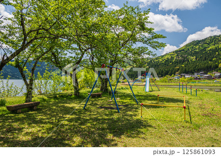 初夏の余呉湖畔の小さな公園　滋賀県長浜市余呉町 125861093