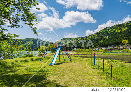 初夏の余呉湖畔の小さな公園　滋賀県長浜市余呉町 125861094