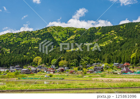 初夏の余呉湖畔川並集落風景　滋賀県長浜市余呉町 125861096