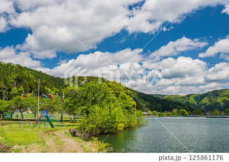 初夏の余呉湖畔風景 滋賀県長浜市余呉町 初夏の余呉湖畔風景 滋賀県長浜市余呉町 125861176