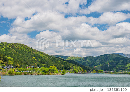 初夏の余呉湖風景　滋賀県長浜市余呉町 125861190