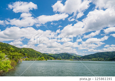 初夏の余呉湖風景　滋賀県長浜市余呉町 125861191