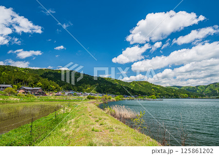 初夏の余呉湖畔川並集落風景 滋賀県長浜市余呉町 初夏の余呉湖畔川並集落風景 滋賀県長浜市余呉町 125861202