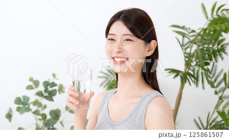 ミネラルウォーター　女性 125861507