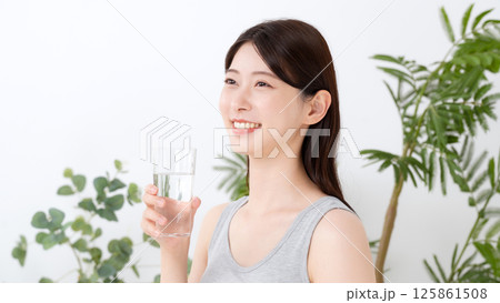 ミネラルウォーター 女性 ミネラルウォーター 女性 125861508