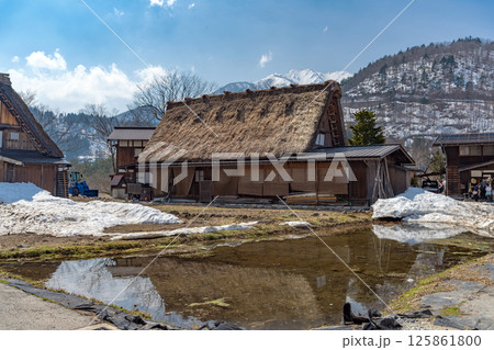 雪解けの白川郷 合掌造り 雪解けの白川郷 合掌造り 125861800