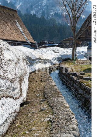 雪解けの白川郷 雪解けの白川郷 125862373