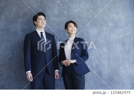 立っているスーツ姿の男女 立っているスーツ姿の男女 125862475