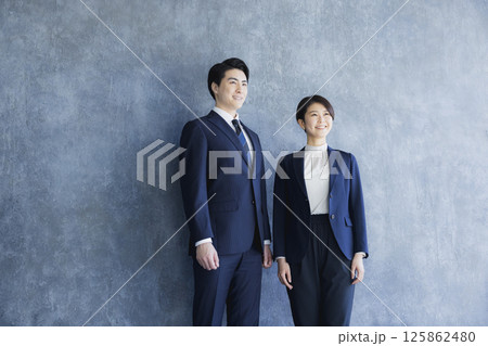 立っているスーツ姿の男女  125862480