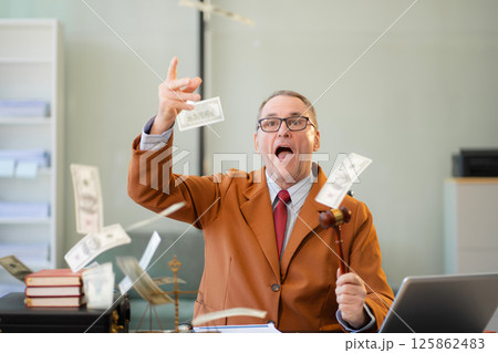 Lawyer accepts money, bribes businessman for partner in corruption in workplace. 125862483