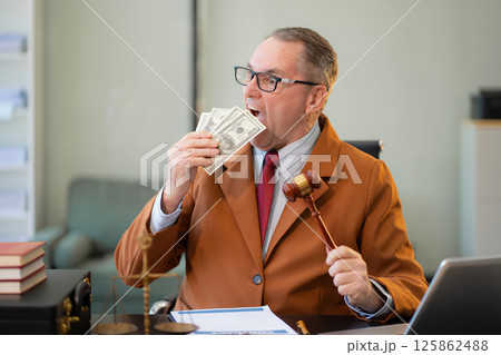 Lawyer accepts money, bribes businessman for partner in corruption in workplace. 125862488