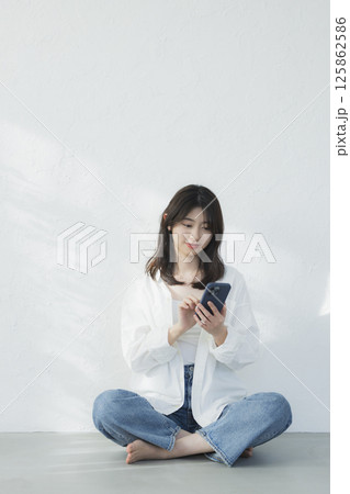 スマホを操作する若い女性 スマホを操作する若い女性 125862586