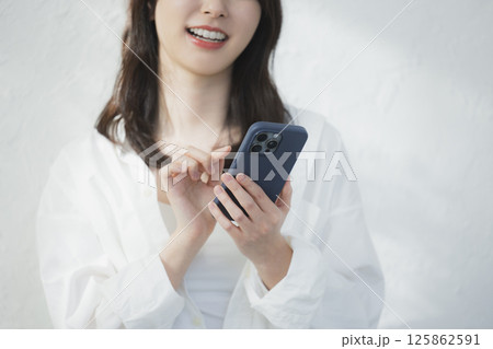 スマホを操作する若い女性 スマホを操作する若い女性 125862591