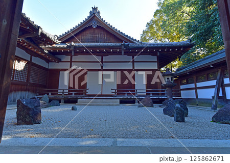 石清水八幡宮　書院石庭の石燈篭 125862671