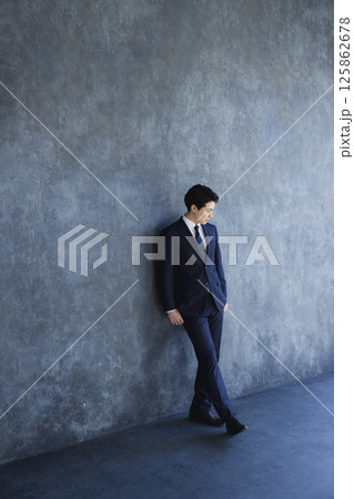 スーツを着た男性 125862678