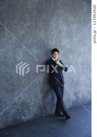 スーツを着た男性 125862680