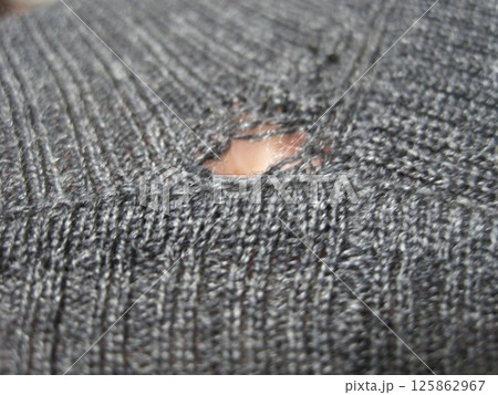 虫に食われて穴の開いたウールのセーター 125862967