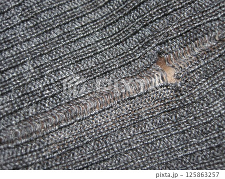 虫に食われた穴から伝線していったウールのセーター 125863257