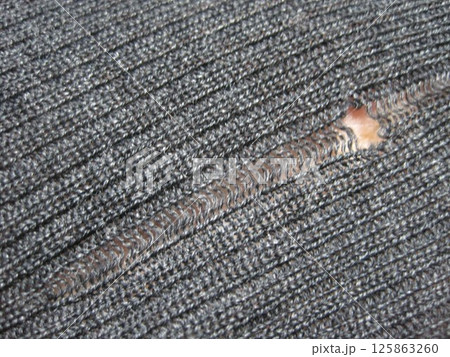 虫に食われた穴から伝線していったウールのセーター 虫に食われた穴から伝線していったウールのセーター 125863260