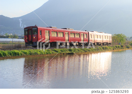 朝日を浴びて走る赤い列車(JR九州 キハ200系) 朝日を浴びて走る赤い列車(JR九州 キハ200系) 125863293