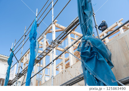 木造二階建て住宅の棟上げ　上棟 125863490