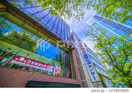 日本の東京都市景観 5月、渋谷駅前。新緑のさくら坂などを望む 日本の東京都市景観 5月、渋谷駅前。新緑のさくら坂などを望む 125863669