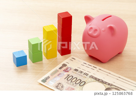 貯金箱と5万円と積木で作られたグラフ 125863768