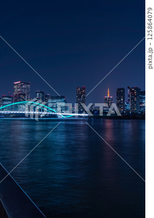 隅田川に架る築地大橋の夜景 隅田川に架る築地大橋の夜景 125864079