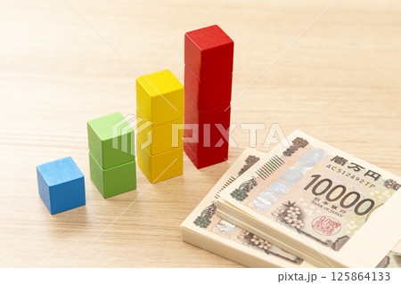 200万円と積木で作られたグラフ 125864133