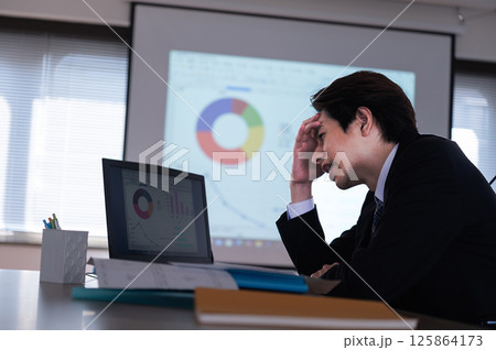 仕事で悩むスーツ姿の男性 125864173