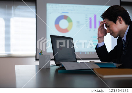 仕事で悩むスーツ姿の男性 125864181