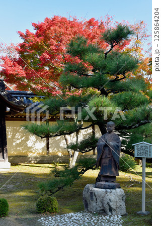 紅葉の中の西教寺 紅葉の中の西教寺 125864204