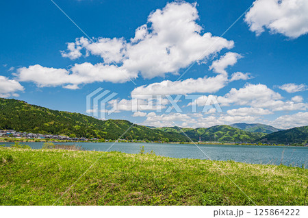 初夏の余呉湖畔風景　滋賀県長浜市余呉町 125864222